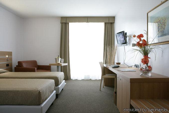 Hotel Sporting Pomezia Oda fotoğraf