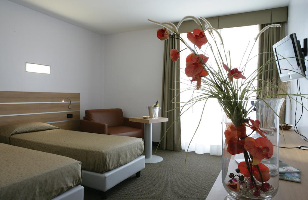 Hotel Sporting Pomezia Dış mekan fotoğraf